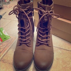 Chelsey girl boots size 9